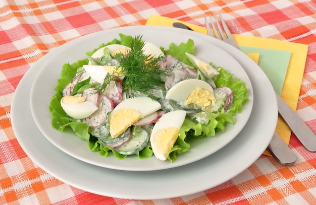 Salada de rabanetes e pepinos em molho de creme de leite com ovo