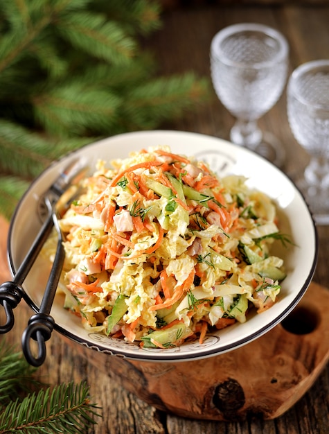 Salada de repolho à Pequim, pepino, cenoura e peito de frango defumado com molho de iogurte.