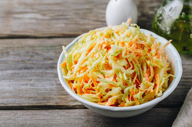 Salada de repolho caseiro com cenouras de repolho branco e molho de maionese