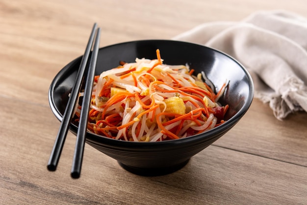 Salada de repolho chinês saudável em tigela na mesa de madeira