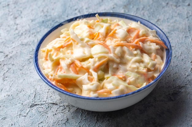 Salada de repolho close-up em uma tigela. Repolho, salada de cenoura. (nome turco; lahana salatasi)