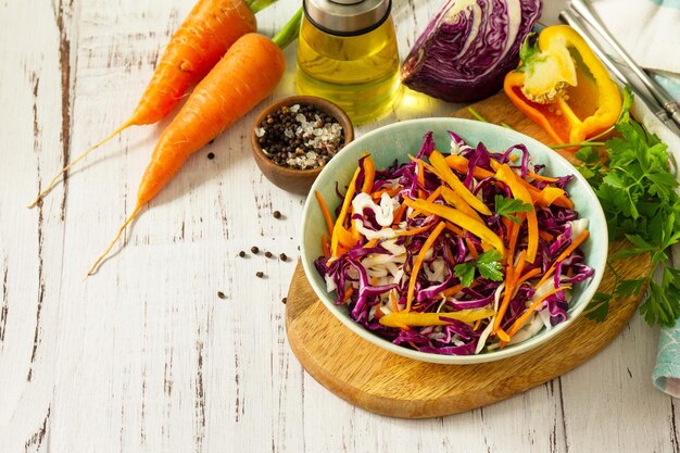 Salada de repolho Cole Slaw em uma tigela sobre uma mesa de madeira Copie o espaço