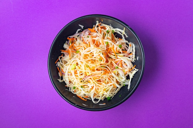 Salada de repolho coleslow vegetal refeição saudável lanche de comida na mesa cópia espaço fundo de comida