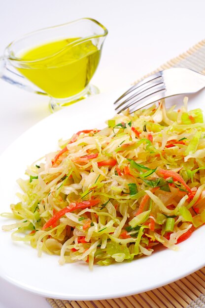 Salada de repolho com cenoura, cebola e azeite