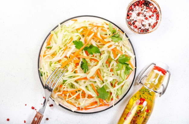 Salada de repolho com cenoura de repolho no fundo da mesa de cozinha branca Espaço de cópia de vista superior