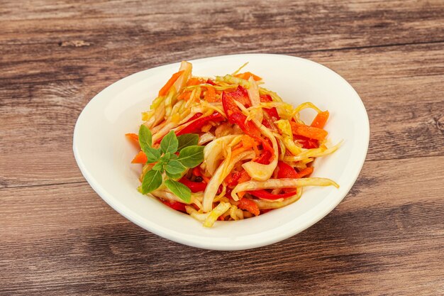 Salada de repolho com cenoura e pimenta