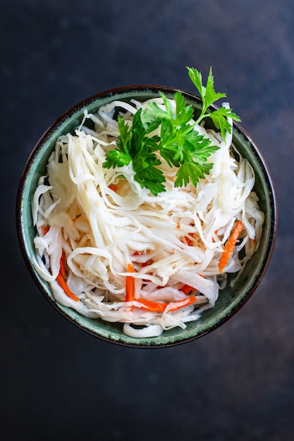 Salada de repolho com especiarias de chucrute e salgadinho de marinada pronto para comer