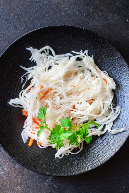 Salada de repolho com molho de chucrute e marinada pronta para comer