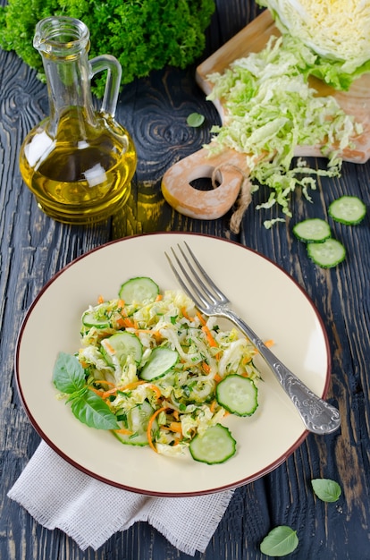 Salada de repolho com pepino em uma tigela