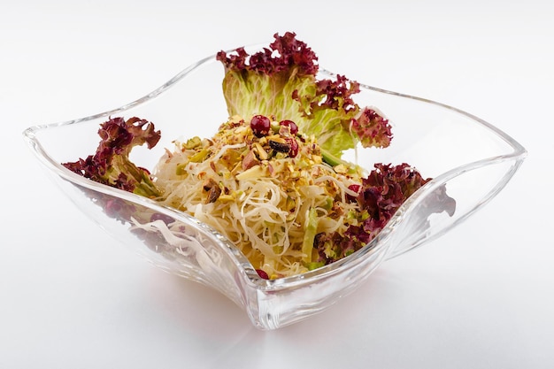 Salada de repolho com pistache em uma tigela de vidro