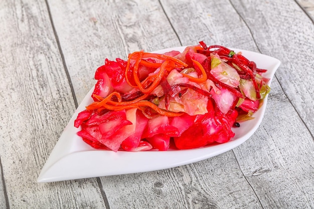 Salada de repolho e beterraba em conserva