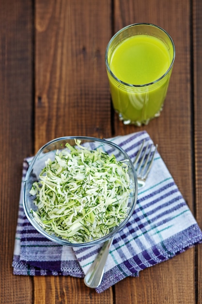 Salada de repolho e especiarias. Suco de maçã.