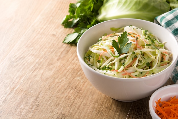 Salada de repolho em tigela branca