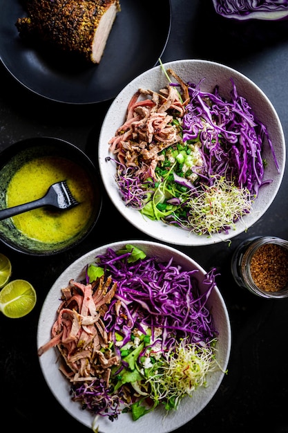 Salada de repolho fresca saudável com carne assada molho de suco de limão alface verde cozinha preta