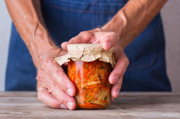 Salada de repolho kimchi fermentada caseira coreana comida vegetariana vegana com conserva