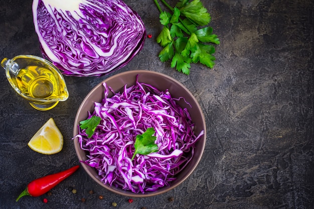 Salada de repolho roxo e ingredientes