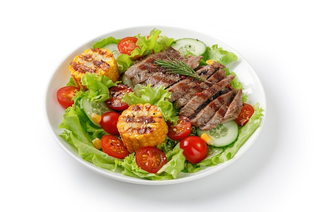 Foto salada de rosbife isolada em fundo branco com traçado de recorte refeição de salada com milho de bife de carne