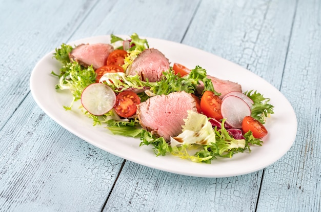 Salada de rosbife no prato de servir