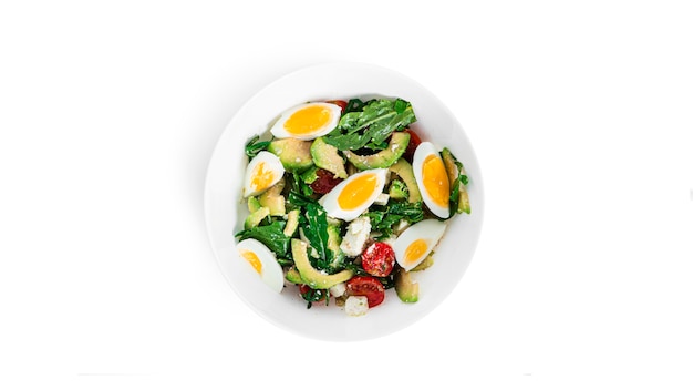 Salada de rúcula, abacate, tomate cereja e ovos isolados em um fundo branco. Salat verde. Salada Vegetariana. Foto de alta qualidade