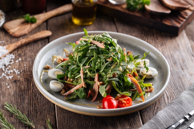 Salada de rúcula com nozes de peru e ovos de codorna