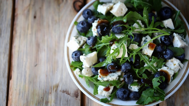 Salada de rúcula com queijo azul e mirtilos