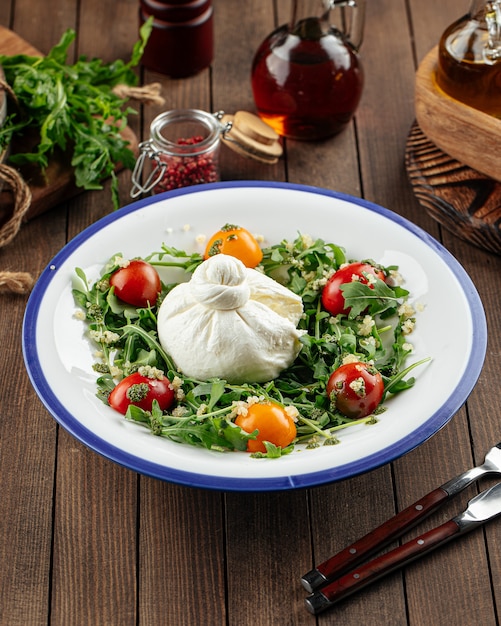 Salada de rúcula com queijo burrata