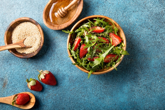 Salada de rúcula com quinoa na mesa de concreto azul. Comida dietética.