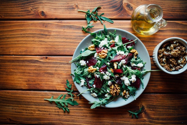 Salada de rúcula e beterraba com nozes e queijo feta vista de cima