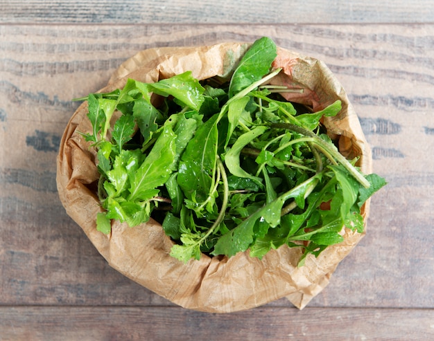 Salada de rúcula fresca na mala de papel