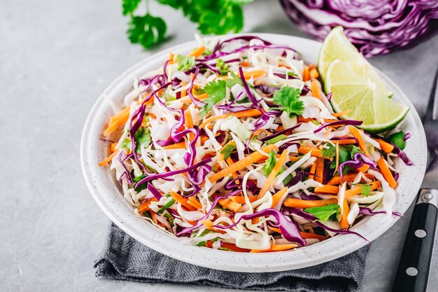 Foto salada de salada de coentro limão com repolho vermelho e branco no fundo de pedra cinza