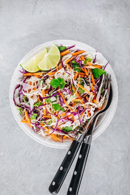 Salada de salada de coentro limão com repolho vermelho e branco no fundo de pedra cinza