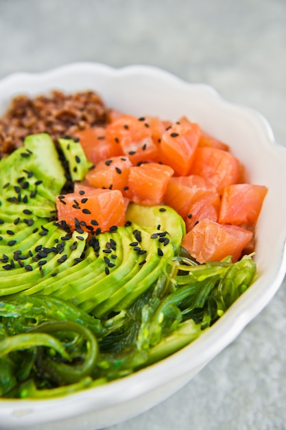 Salada de salmão, abacate, arroz integral, algas marinhas.