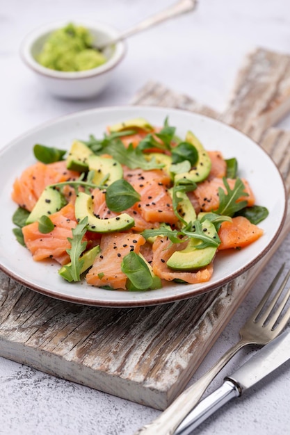 Salada de salmão com abacate para dieta ceto e baixa em carboidratos Rusty background view copy space