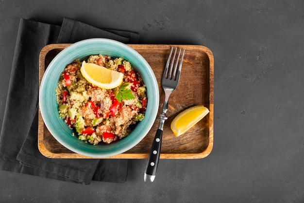 Salada de salmão com tomate, abacate e quinua em uma tigela azul