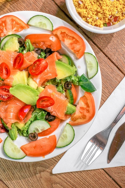 Salada de salmão com tomate, manjericão, abacate, pepino e tomate de cereja