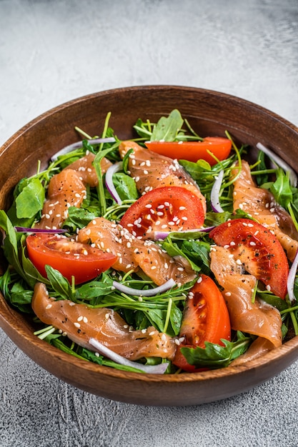 Salada de salmão defumado com rúcula, tomate e vegetais verdes