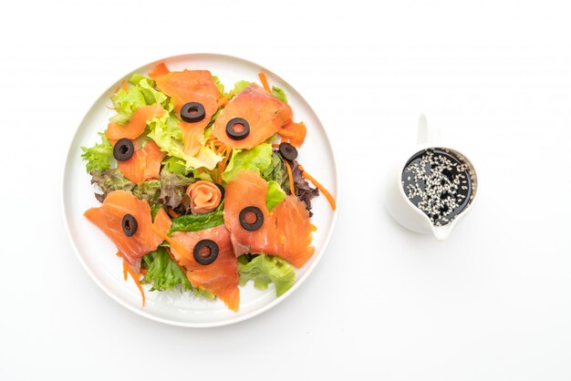 Foto salada de salmão defumado, estilo de comida saudável