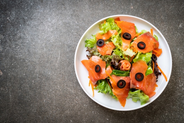 Salada de salmão defumado