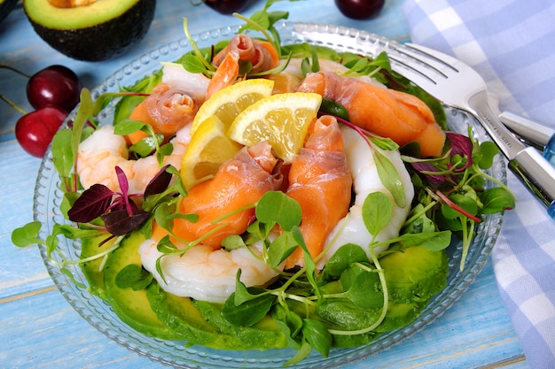 Salada de salmão e camarão