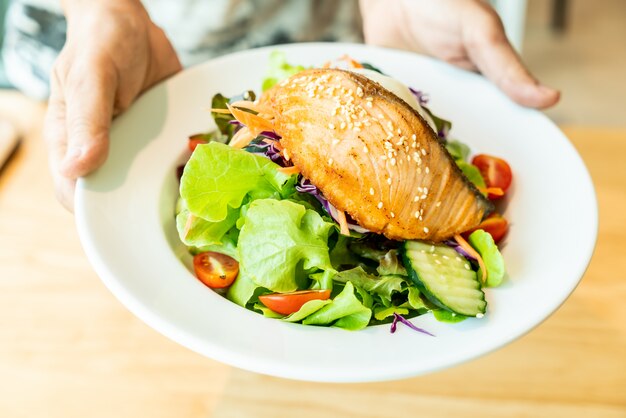 salada de salmão frito