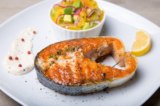 Salada de salmão grelhado com laranjas e abacate Foco seletivo de closeup