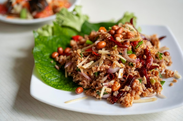 Salada de salsichas tailandesas picantes caseiras com fundo desfocado