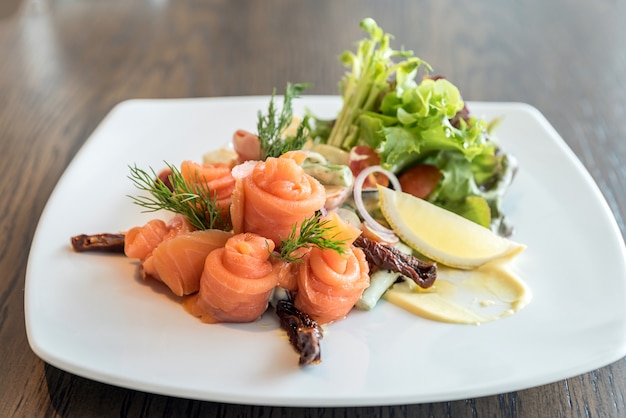 Salada de sashimi de salmão