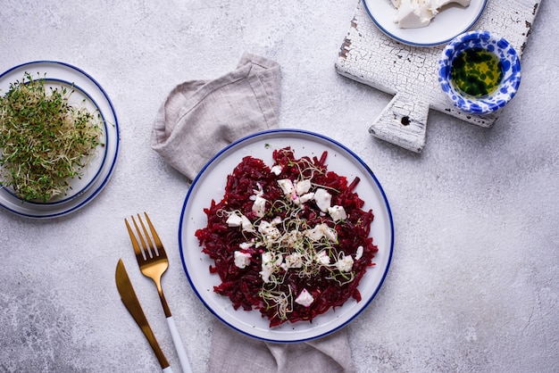 Salada de saúde com beterraba e queijo feta