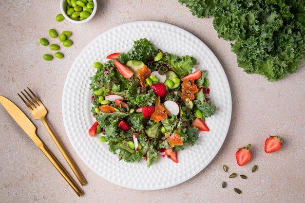 Salada de super comida e comida saudável de prato branco Salada de legumes tomates coloridos