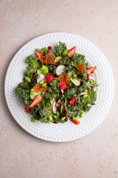 Salada de super comida e comida saudável de prato branco Salada de legumes tomates coloridos