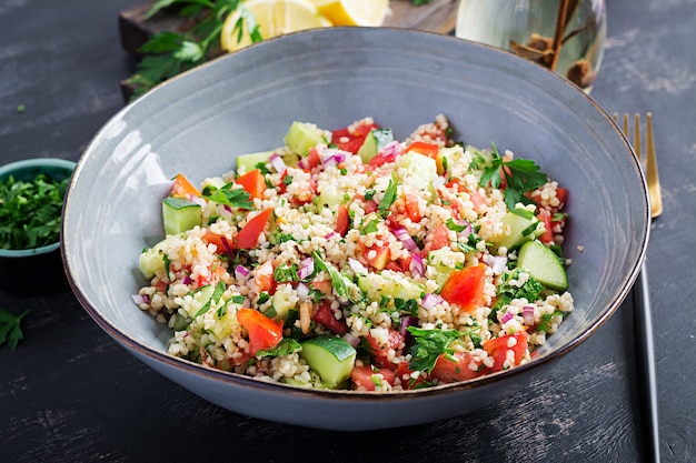 Salada de Taboule. Prato tradicional do Oriente Médio ou árabe. Salada vegetariana levantina com salsa, hortelã, bulgur, tomate.