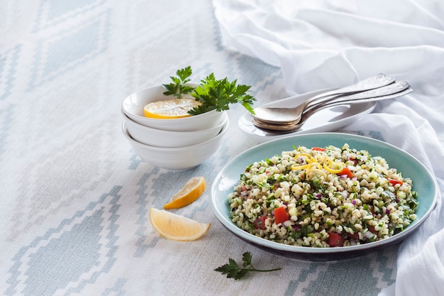 Salada de Taboule. Salada vegetariana tradicional do Oriente Médio ou árabe com bulgur, salsa, hortelã e tomate. Copie o espaço