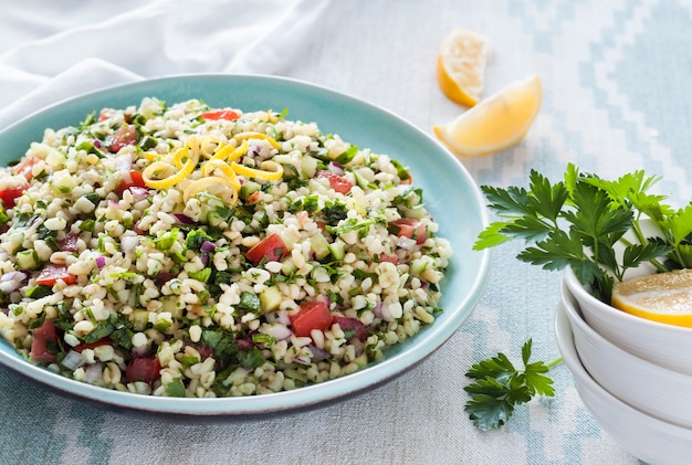 Salada de Taboule. Salada vegetariana tradicional do Oriente Médio ou árabe com bulgur, salsa, hortelã e tomate.