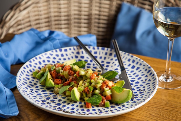 Salada de tabule com bulgur com quinoa salsa e legumes com salsa hortelã bulgur